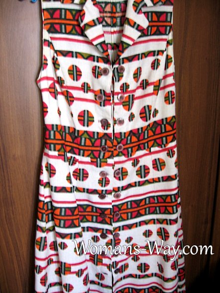 Платье с вставкой из ткани с дополнительным рядом пуговиц для увеличения размера