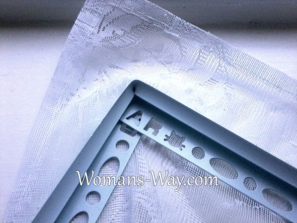 Закрепляем фрагмент тюля к рамке из пластикового профиля