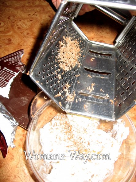 Остатки шоколада на поверхности кухонной терки после измельчения в мороженое