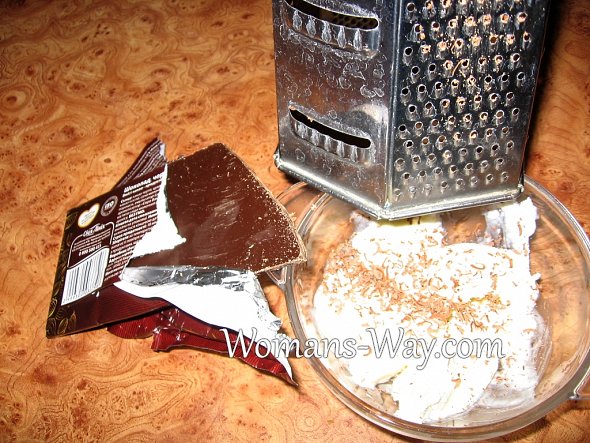 Измельчаем черный шоколад с помощью кухонной терки на поверхность мороженого