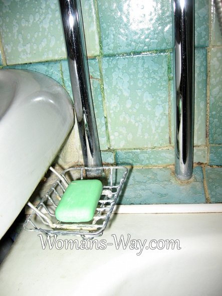 Закрепленная под умывальником металлическая мыльница не мешает мыть окружающие поверхности
