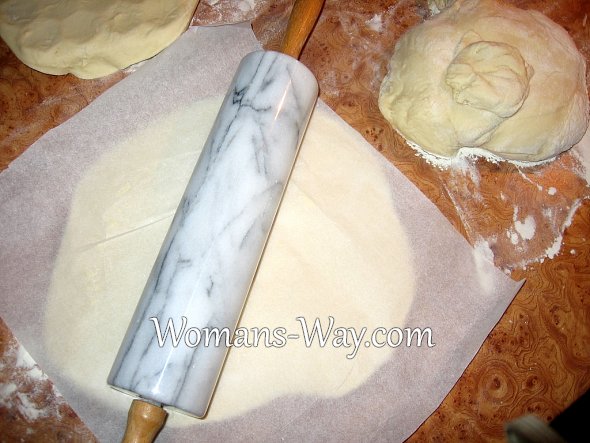 Раскатываем тесто через пищевую бумагу