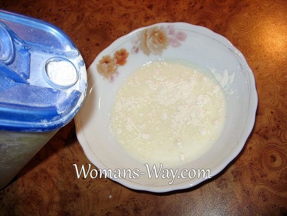 Замешиваем тесто для крабовых палочек из молока и муки