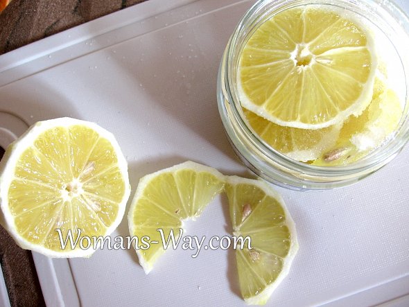 Очищенный от цедры лимон режем колечками