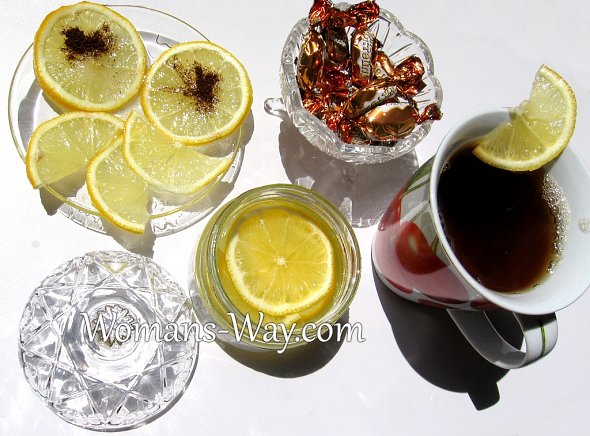 Чашка чая с ломтиком лимоном