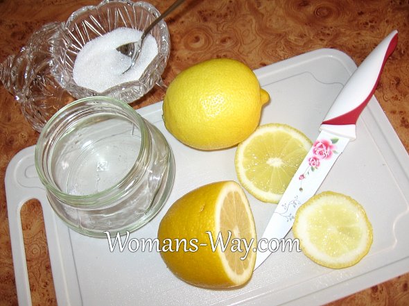 Режем лимон тонкими кольцами