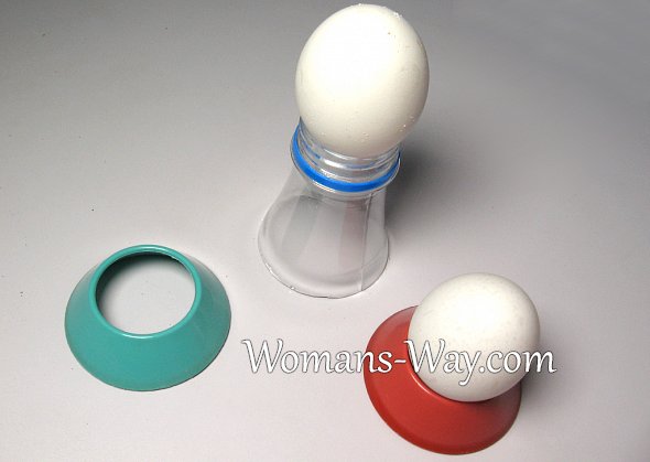 Самодельная подставка под яйцо всмятку сделанная из пластиковой бутылки