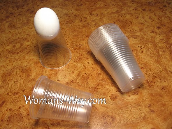 Подставка для яйца из пластикового стакана