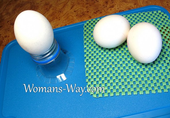 Яйцо сваренное всмятку в самодельной подставке для яиц