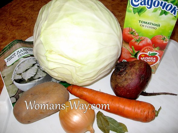 Продукты для приготовления борща - томатный сок, свекла, морковь, капуста, картошка