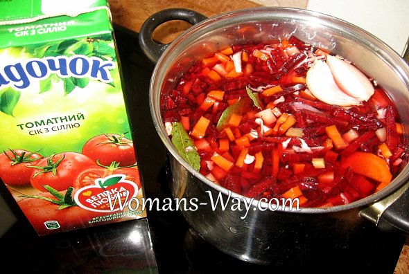 Доводим борщ до кипения, оставшееся место в кастрюле используем для томатного сока