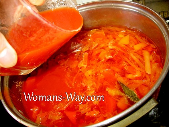 Добавляем стакан томатного сока в красный борщ