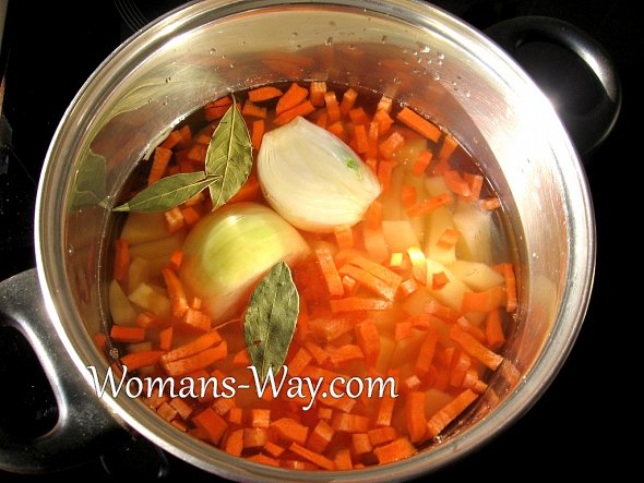 Овощи заливаем водой в кастрюле для приготовления супа