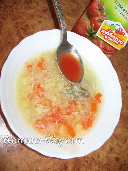 Добавляем несколько ложек томатного сока в сельдерейный суп без мяса