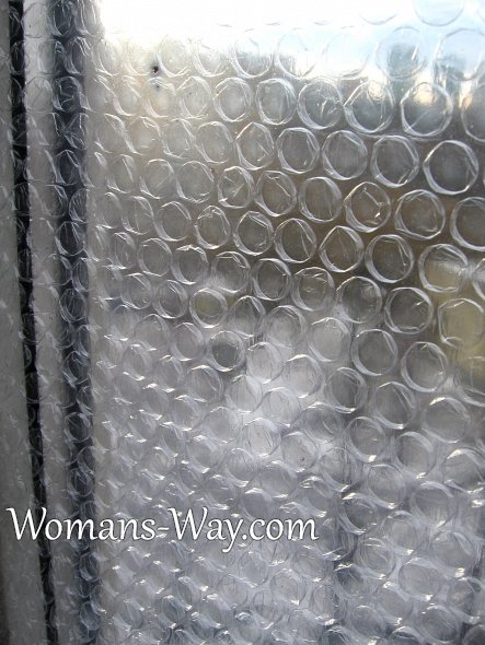 воздушно-пузырчатая пластиковая пленка на стекле окна защищает от холода