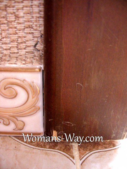 Сколы деревянной поверхности наличника двери до реставрации лаком для ногтей