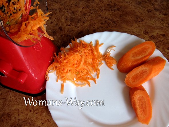 Морковь трем на зажарку на крупной терке