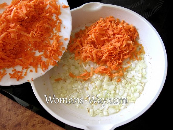 Морковь добавляем в поджаренный до золотистой корочки лук