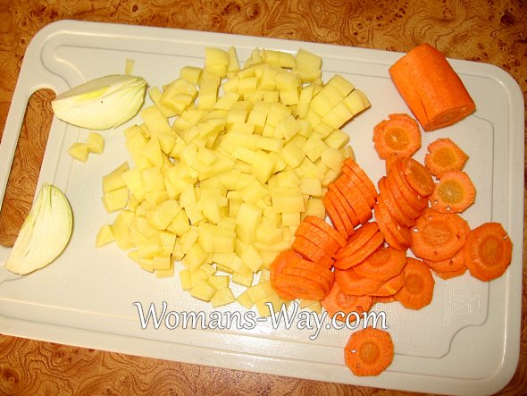 Нарезанные кубиками Картофель, морковь и лук, для постного рассольника
