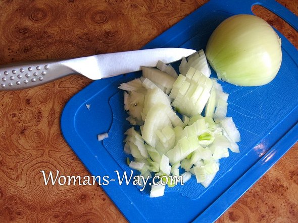 Мелко нарезанный лук для овощной начинки