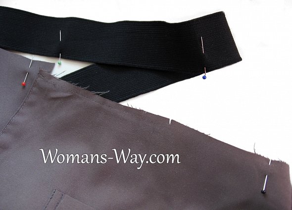 Отмечаем одинаковые отрезки на резинке для пояса на брюках или юбке