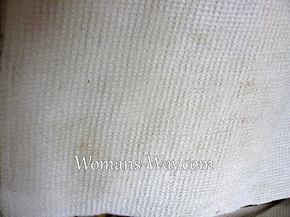 грязь и различные пятна на поверхности полотенца