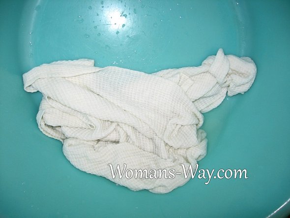 Кухонные полотенца откисают в отбеливающем средстве