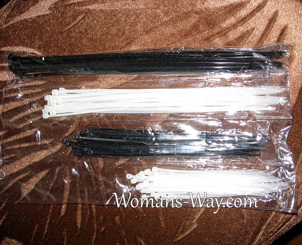 Разные по длинне белые и черные пластиковые стяжки для крепления полотенец на настенный крючки