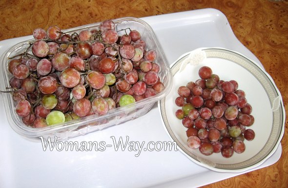 Отделяем замороженные виноградины от веток