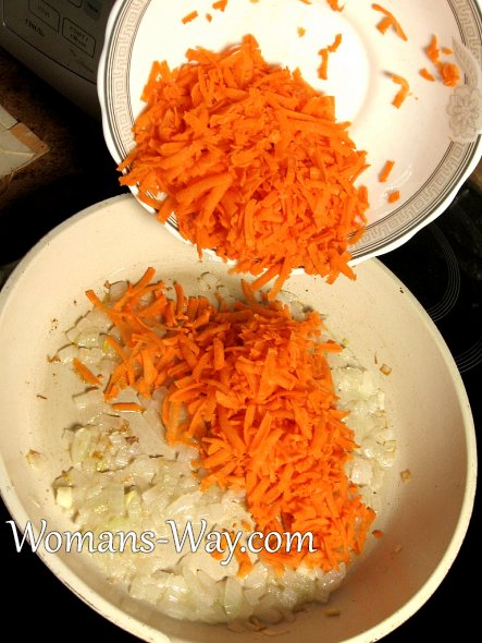 Обжариваем лук с морковью для Ленивых голубцов