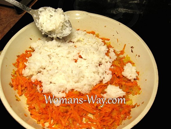 Перемешиваем рис с овощами для капустной запеканки