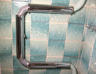Оригинальный декор старого п-образного змеевика в ванной