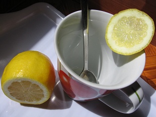 Керамическая чашка отмытая с помощью лимона