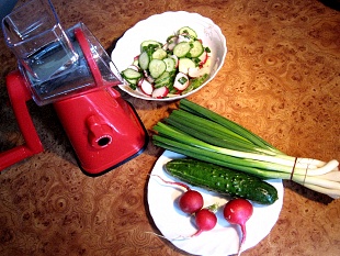 Легко и быстро готовим овощной салат с помощью специального кухонного прибора мультислайсера 