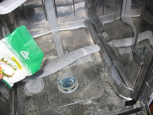 Чистим внутреннюю поверхность посудомоечной машины лимонной кислотой
