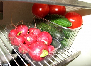 Овощи в пластиковых контейнерах хранятся в холодильнике