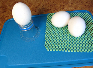 Держатель для яиц всмятку из пластиковой бутылки