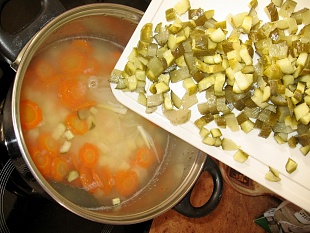 постный рассольник с рисом и солеными огурцами