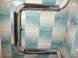 Оригинальный декор старого п-образного змеевика в ванной