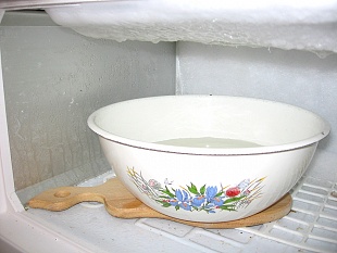 Емкость с теплой водой - эффективный способ разморозить холодильник