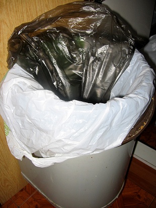 Сбор мусора в продуктовые и мусорные мешки 